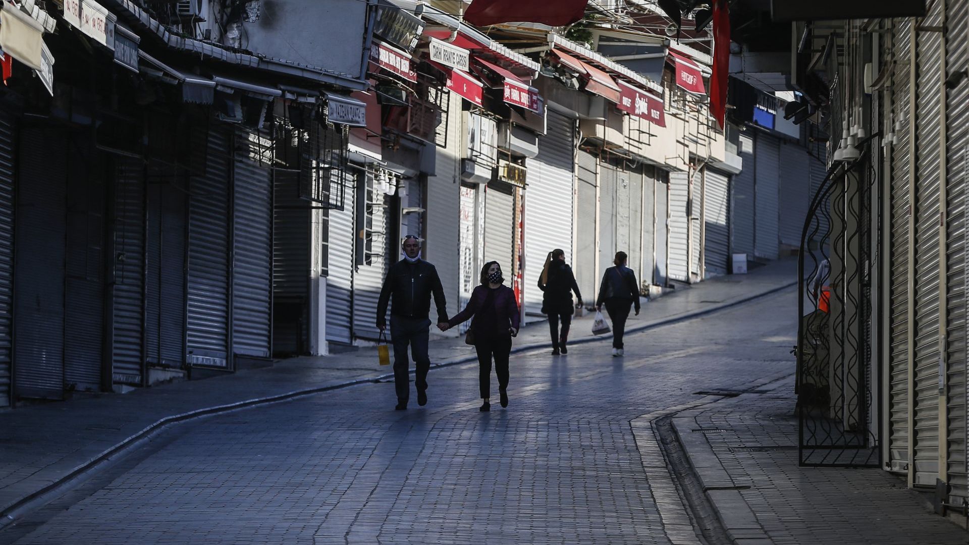 Министерството на вътрешните работи на Турция наложи в петък в