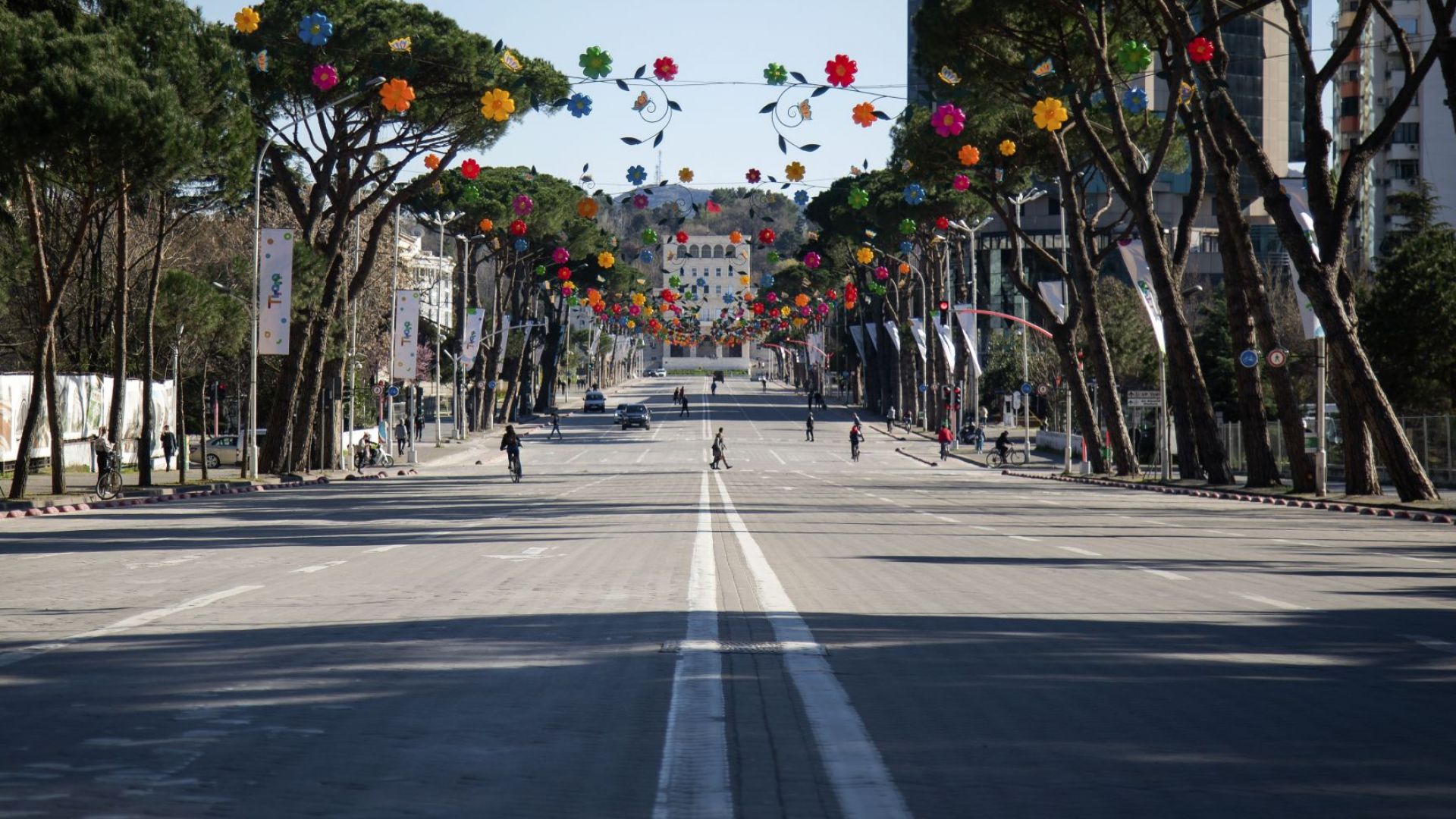 Улиците и площадите на Тирана и други градове в Албания