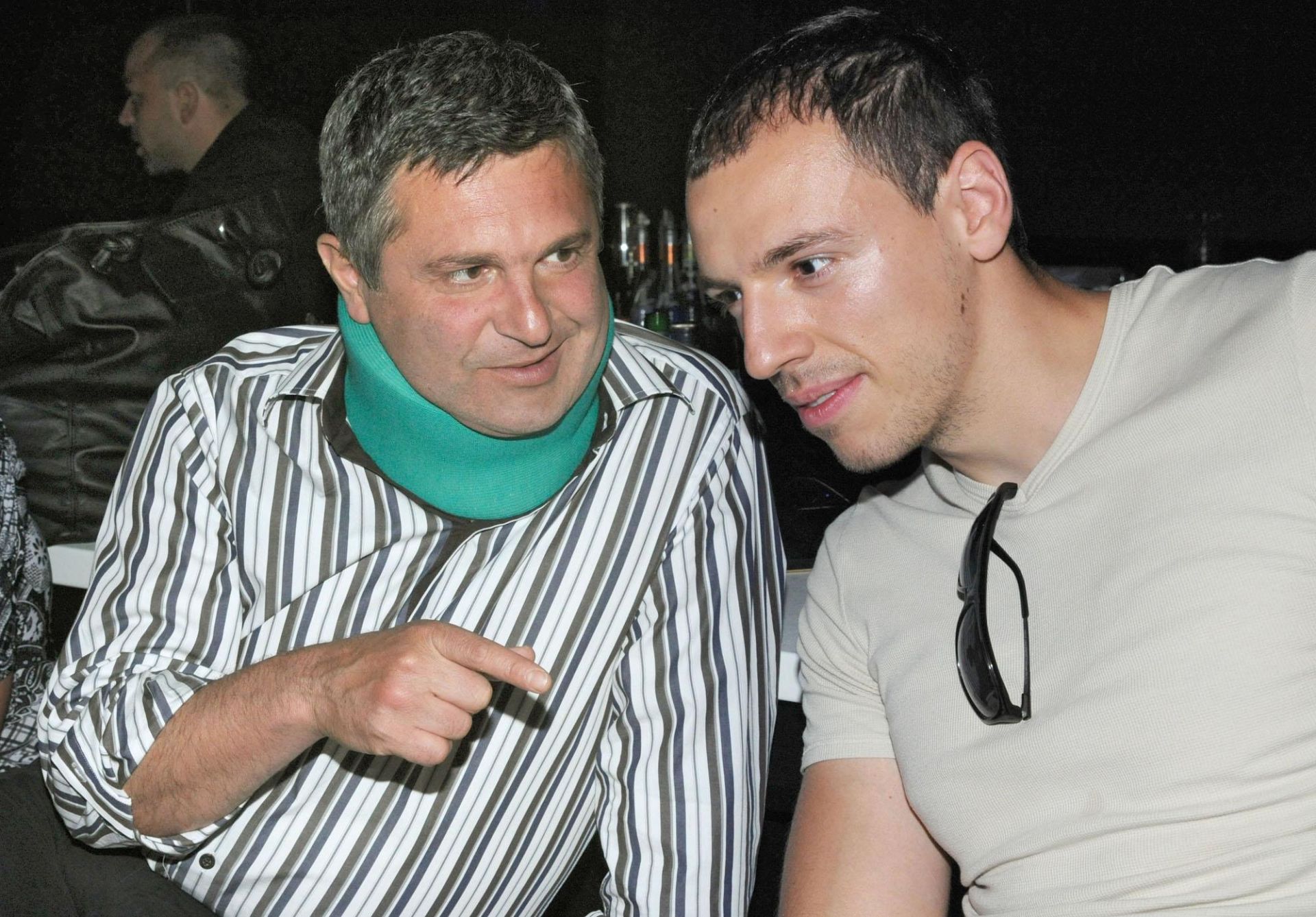 22 юли 2011 г. - Милен Цветков пристигна на годишните журналистически награди VIP Перо с шина на врата и обяви, че налага нова мода - да се ходи с предпазна яка на врата. Според слуховете обаче, той бил сериозно пострадал при автомобилна катастрофа.