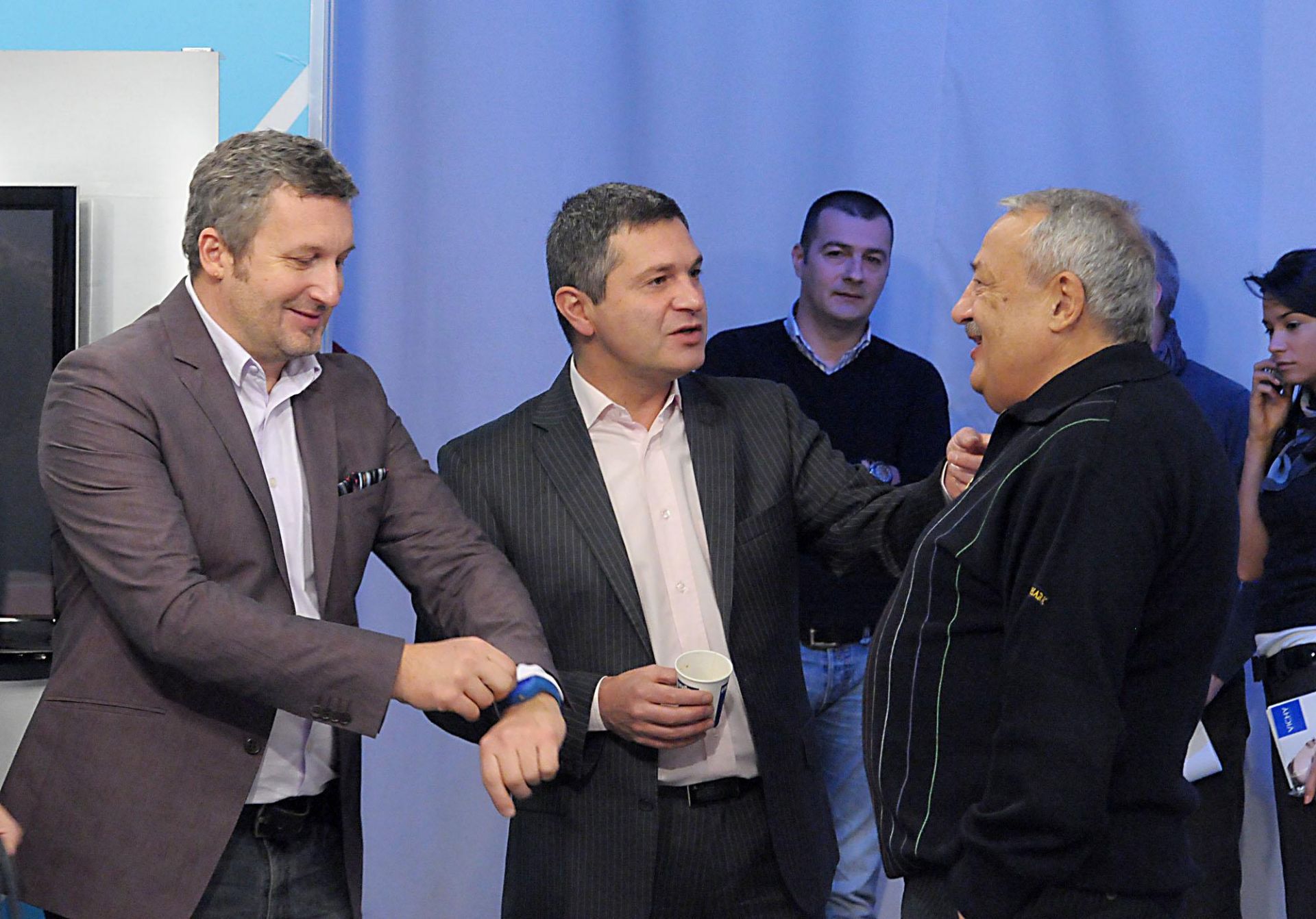 6 декември 2010 г. - Милен Цветков с Георги Кузмов (вляво) и Иван Гарелов (вдясно) на представянето на новите лица в сутрешния блок на БНТ.