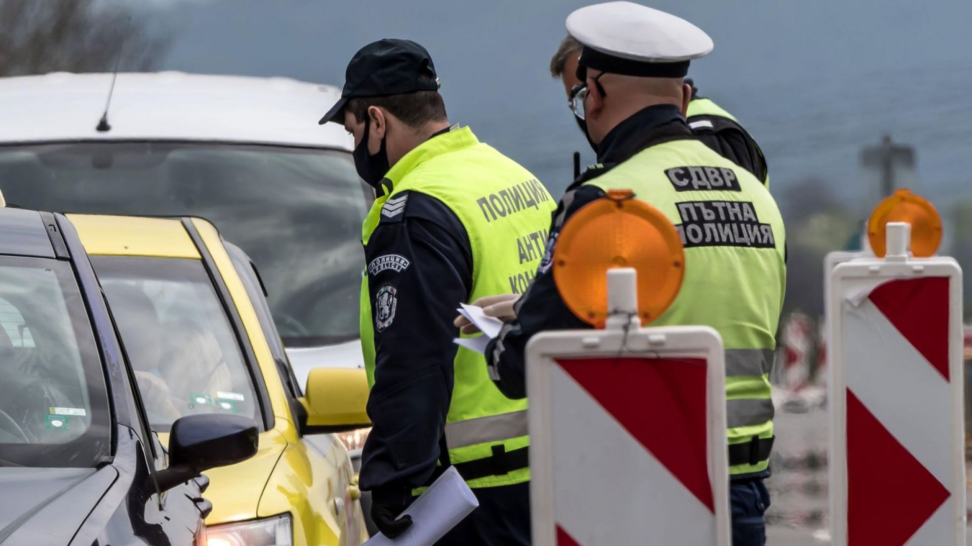 Масирани полицейски проверки колони от автомобили и изнервени шофьори