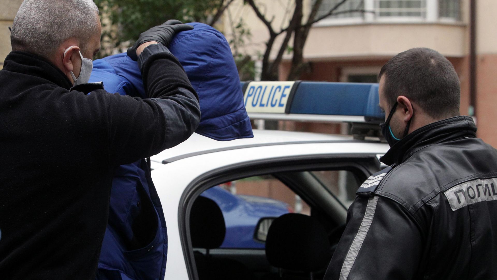 Полицаи влязоха в дома на задържаните заради смъртта на журналиста