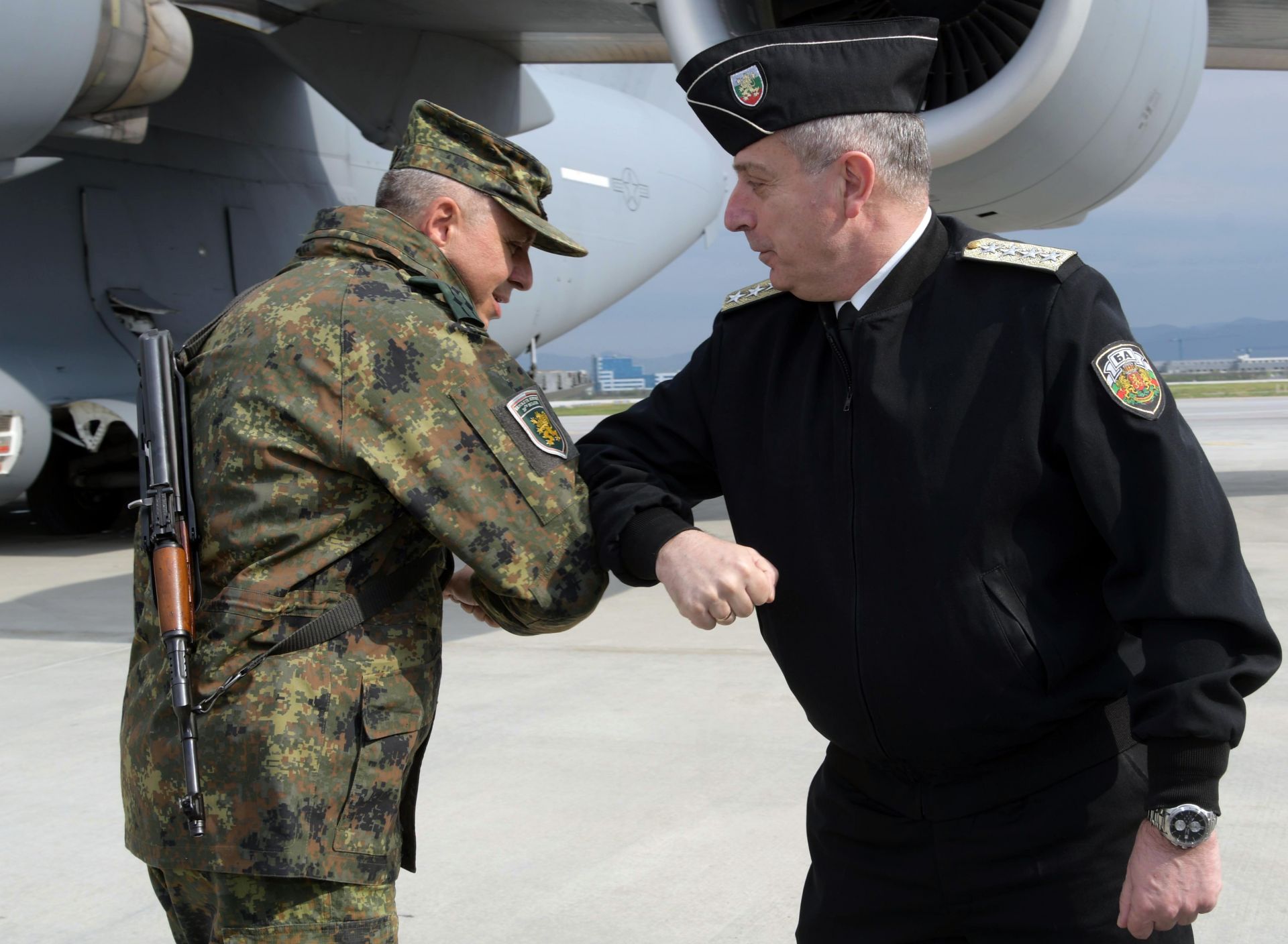 Началникът на отбраната адмирал Емил Ефтимов посрещна военния контингент