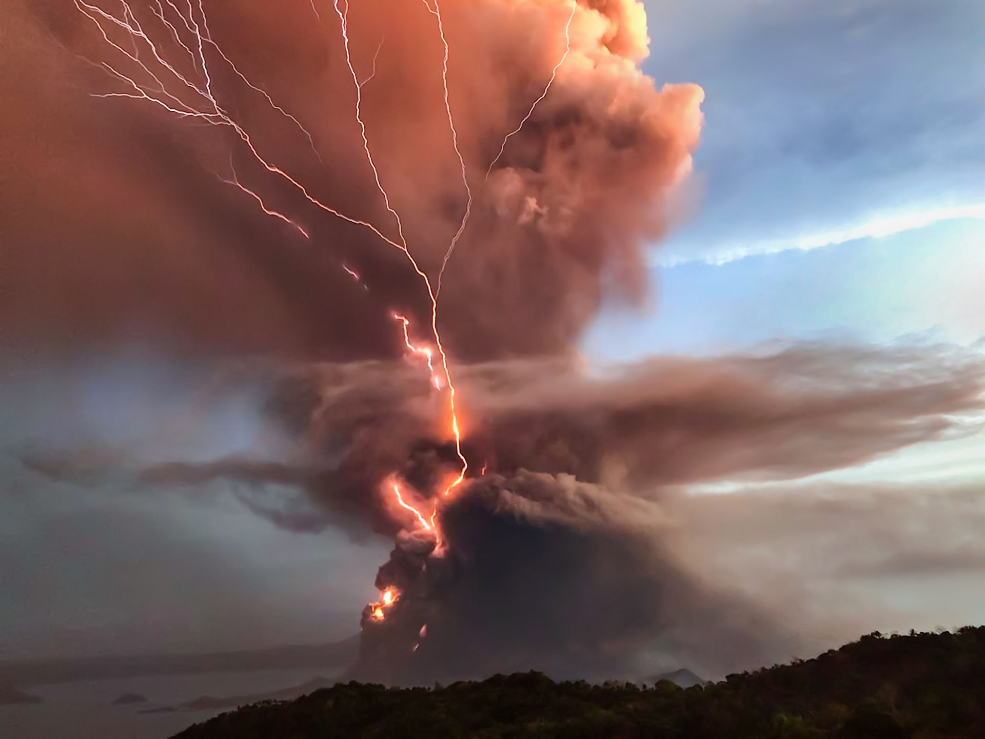 Вулканичните изригвания често предизвикват и светкавици, заради статичното електричество в облака от пепел