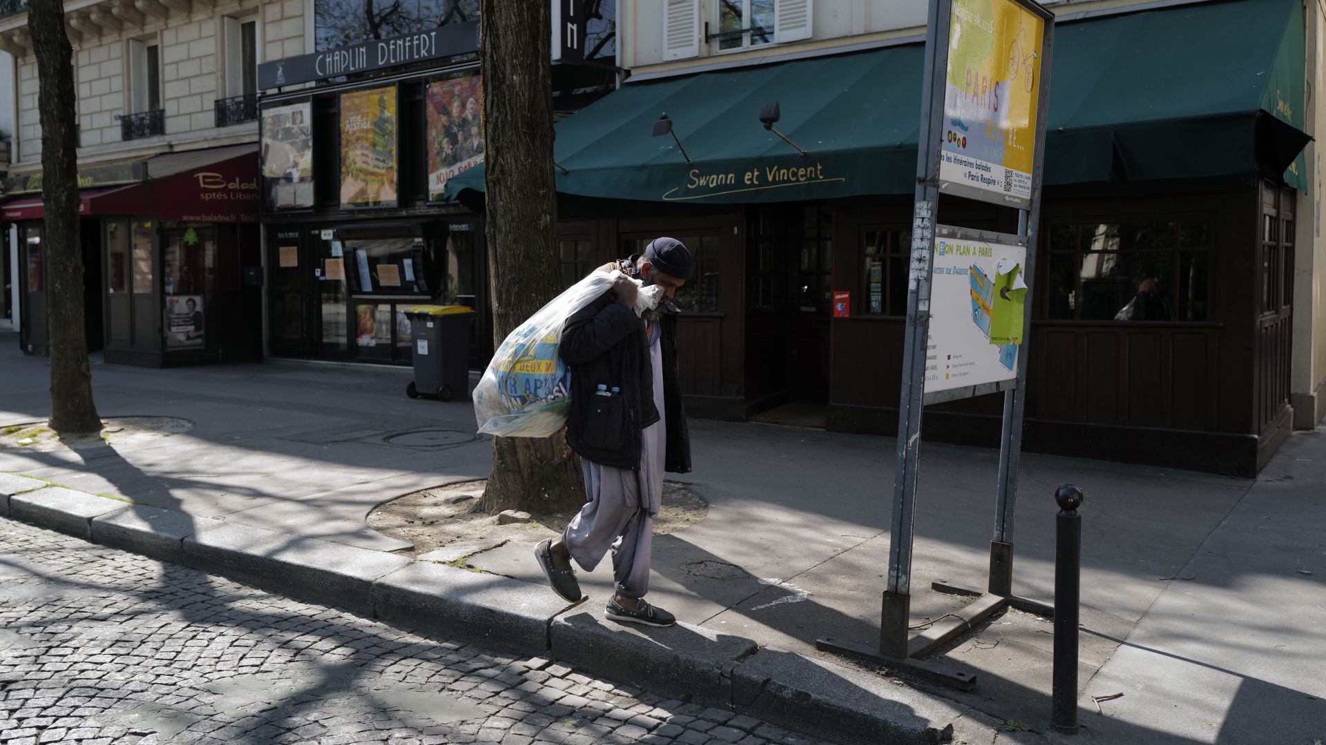 Бунтовете в Париж продължават заради кризата с коронавируса. Младежи запалиха