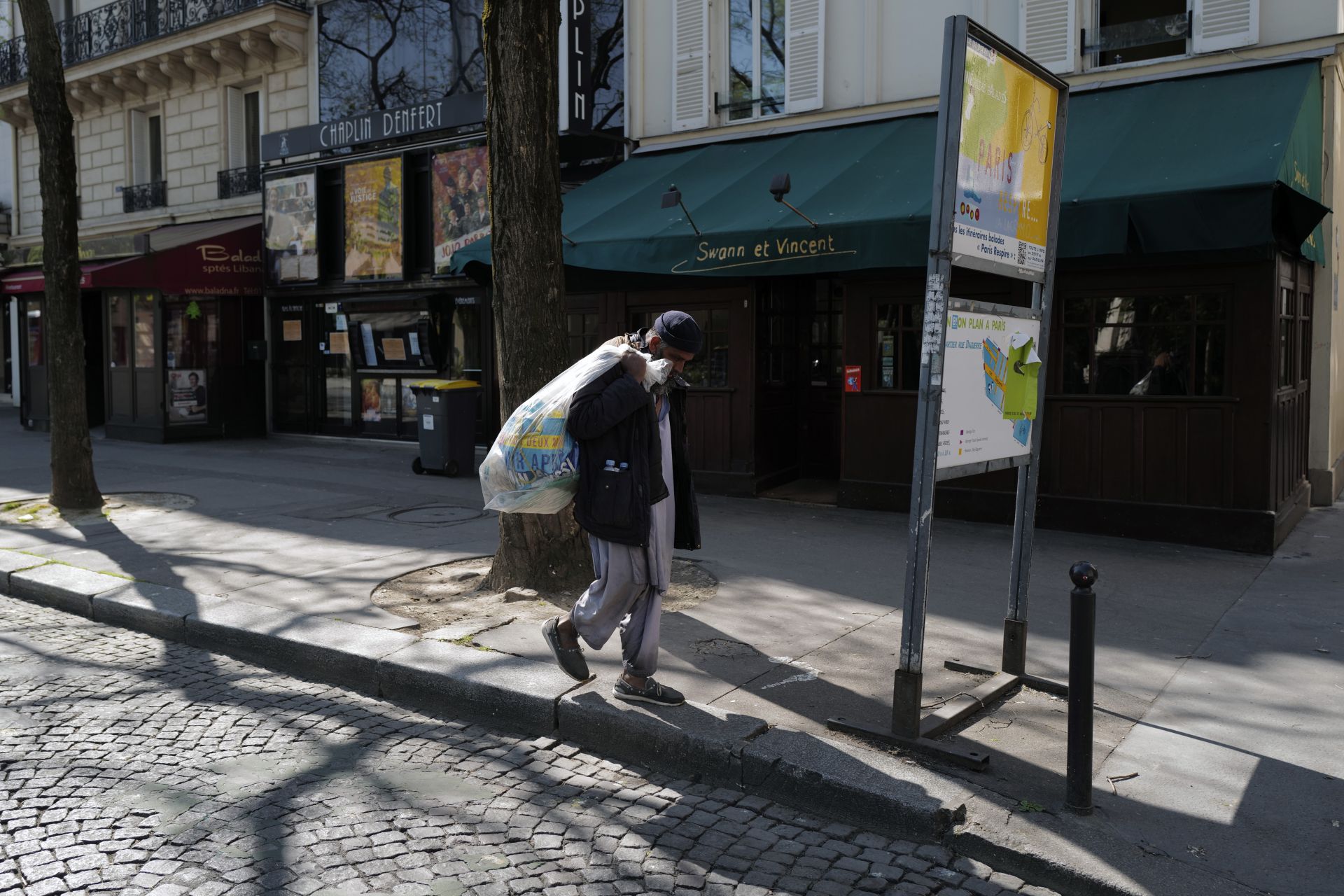 И бездомниците по пустите парижки улици са уязвими