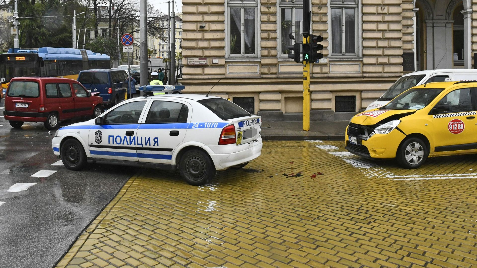 Патрул на Пътна полиция катастрофира на централно столично кръстовище Има