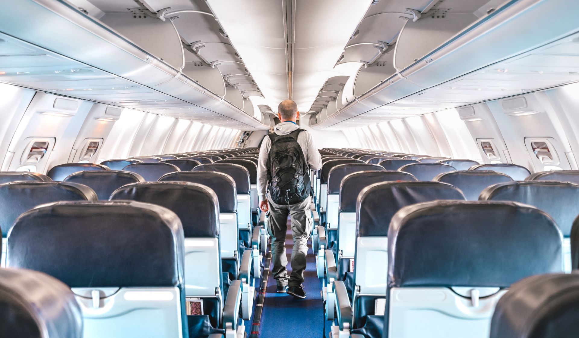 Авиокомпаниите не са длъжни да оставят незаети средните седалки в самолетите