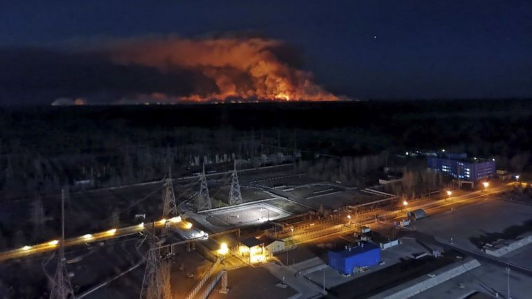 Укринформ: След руски обстрел АЕЦ "Чернобил" остана без ток