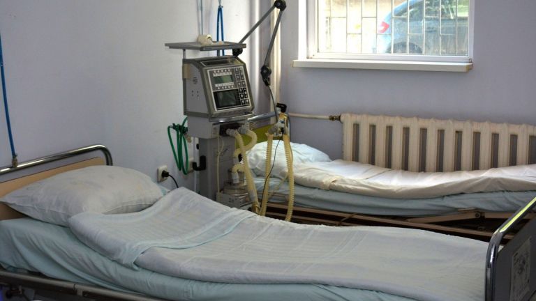 64-годишен мъж от Димитровград с пневмония и COVID-19 се лекува