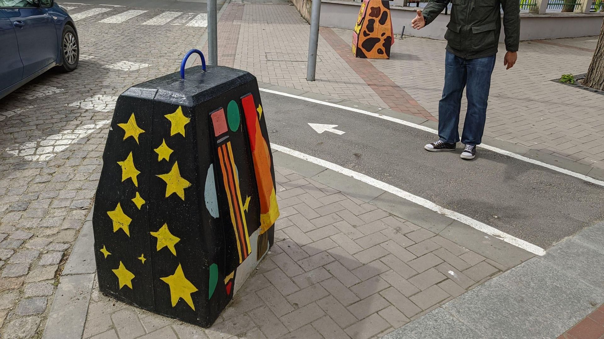Авангардни графити разкрасиха улични ограничители във Варна. Става въпрос за