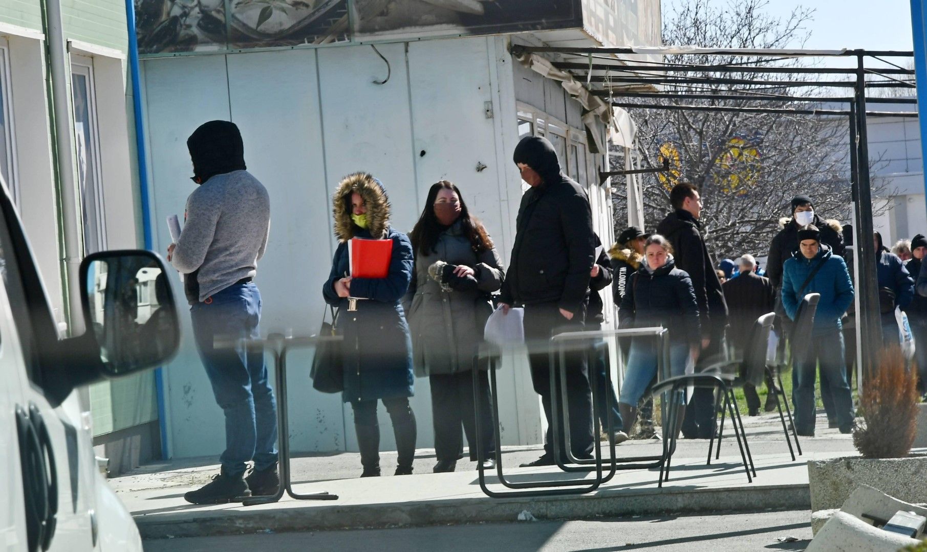 Опашка от чакащи пред Бюро по труда - Изток, София, 7 април. С масови PCR тестове ще  се разбере кои хора могат да се върнат на работа и кои да си останат по домвеете в карантина