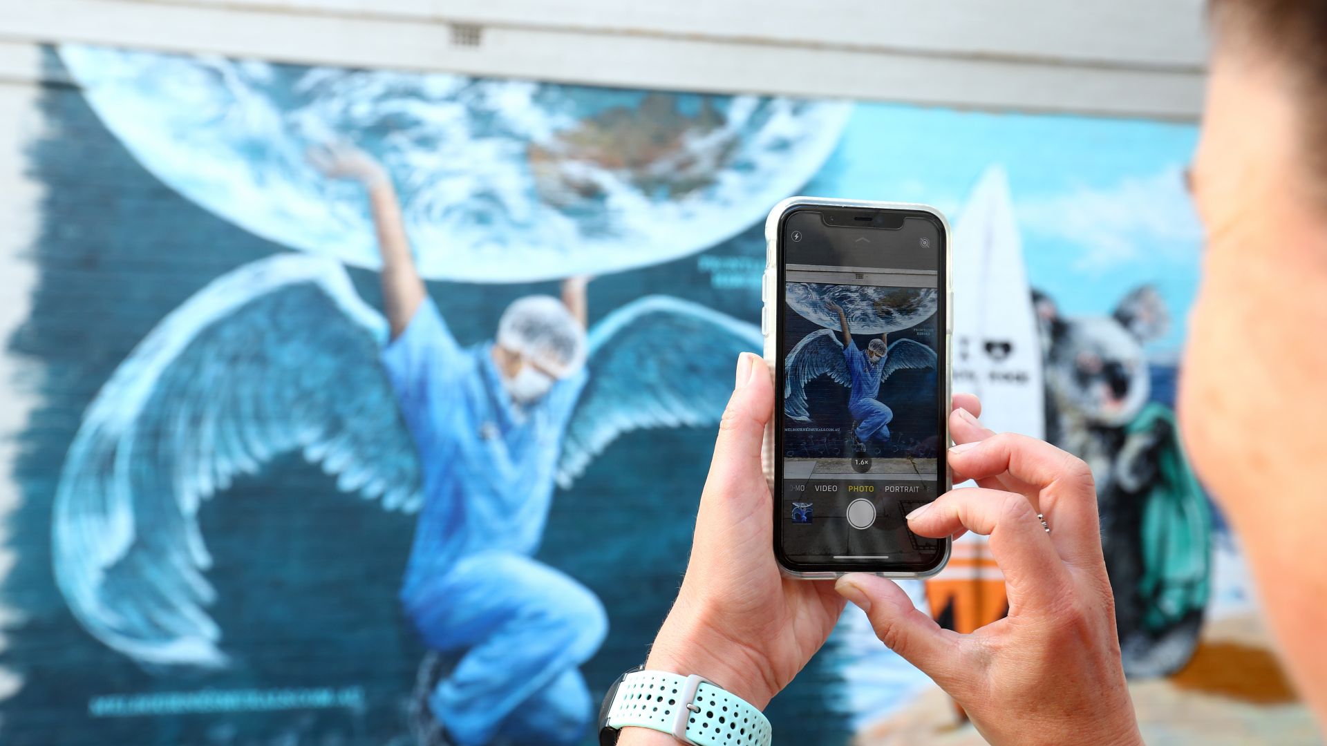 Артисти от цял свят решиха да вдъхнат кураж на лекарите