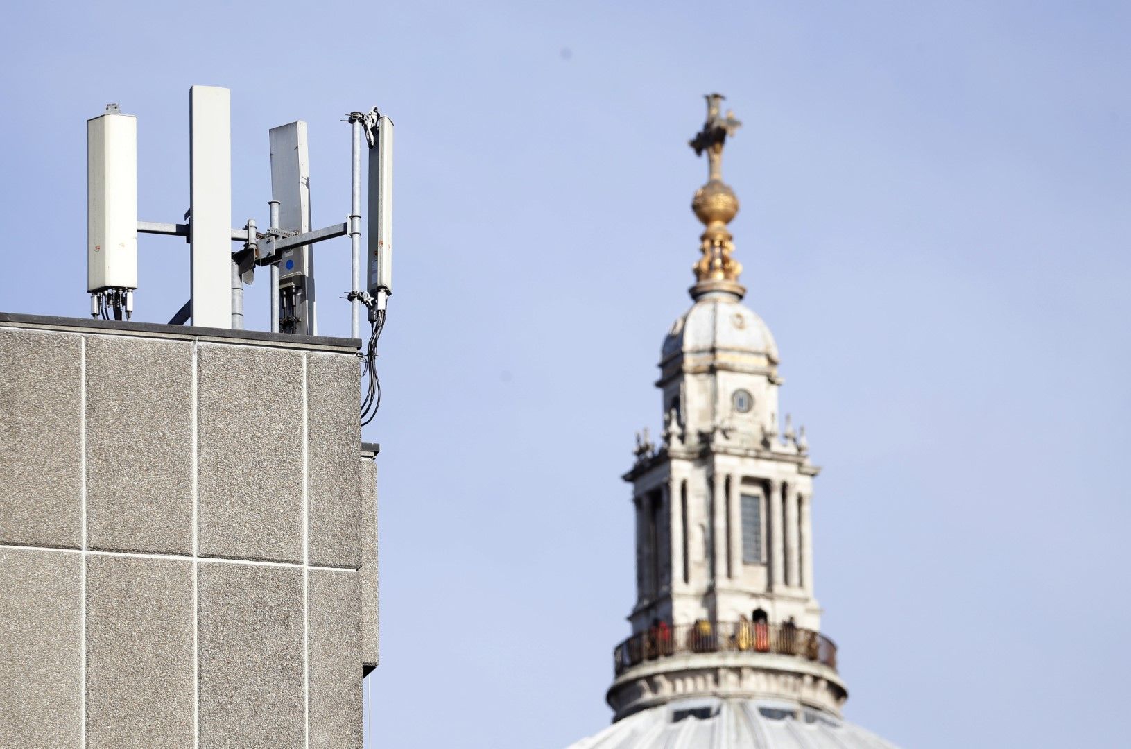Съоръжение на мобилен оператор на фона катедралата Свети Павел в Лондон
