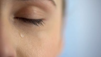 Учени откриха следи от коронавируса в сълзите на пациент