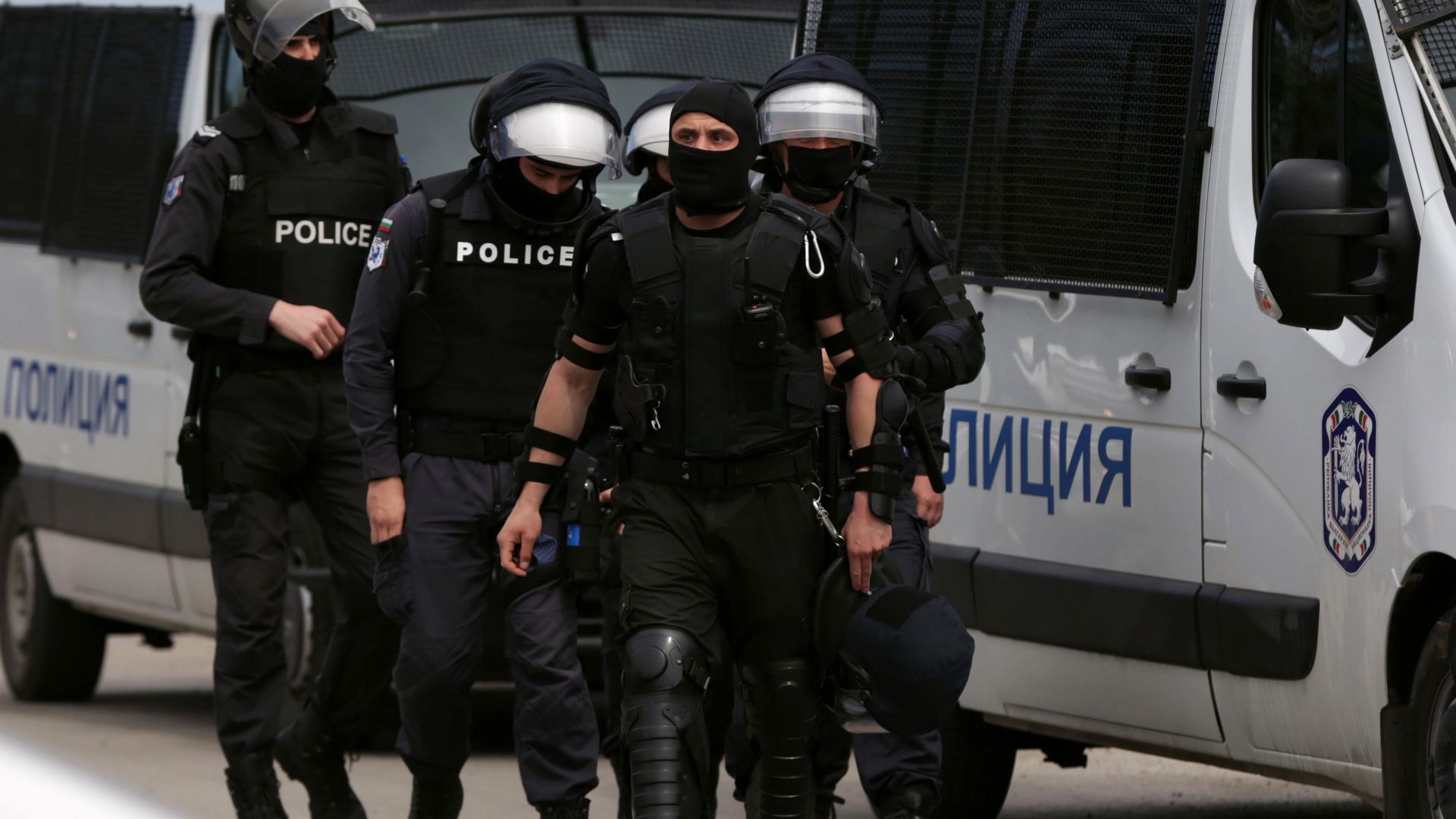 Няколкостотин души се събраха в следобедните часове пред един от