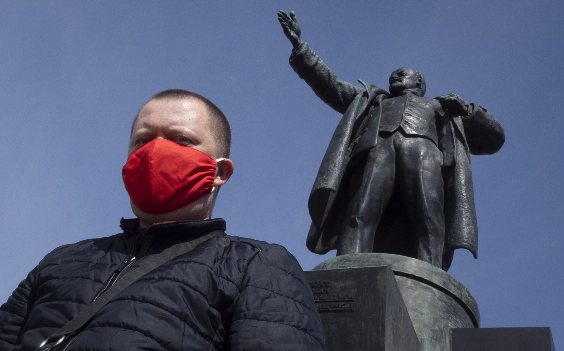 Пред паметника на Ленин в Петербург