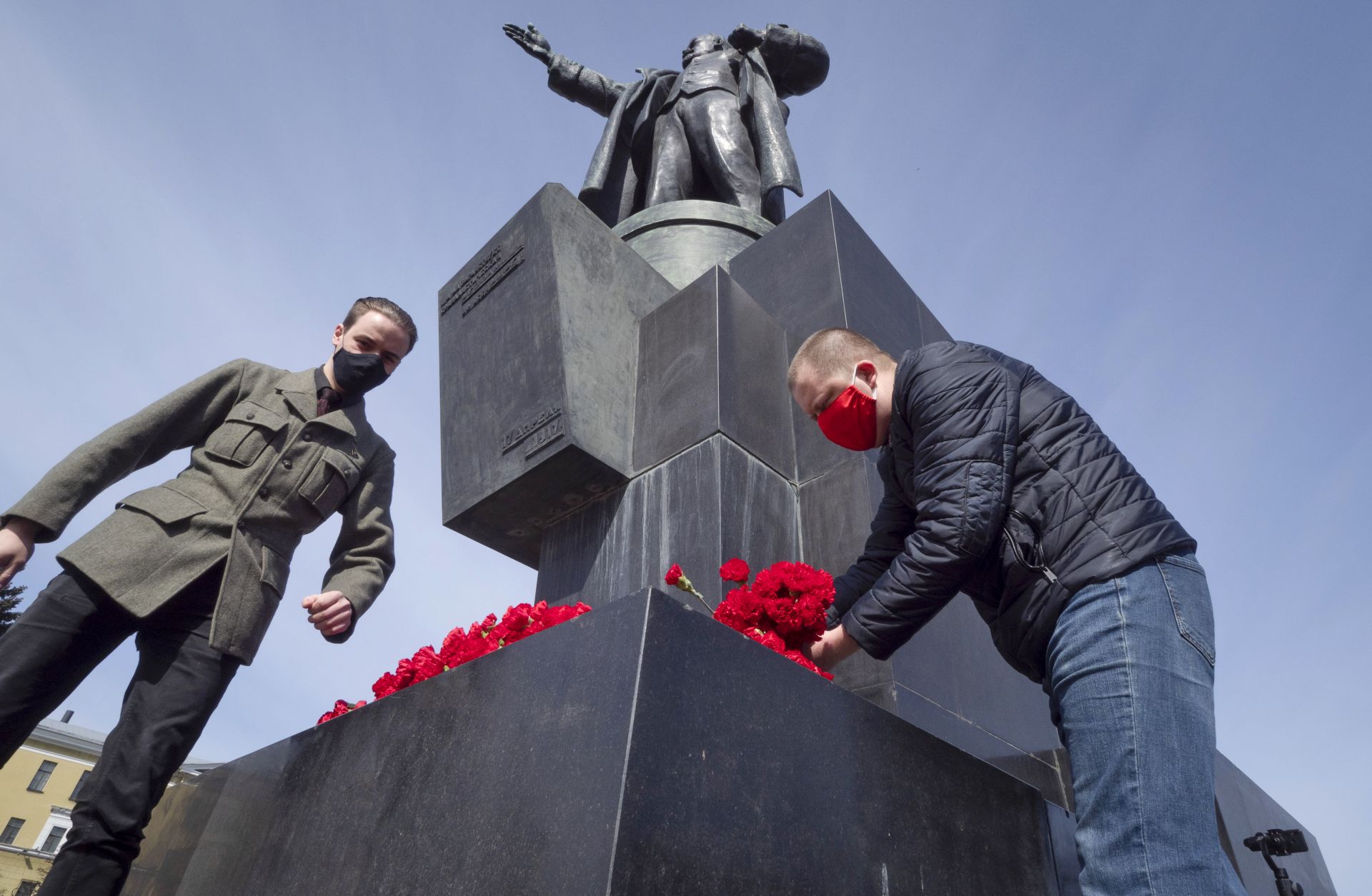 Цветя пред паметника на Ленин в Петербург