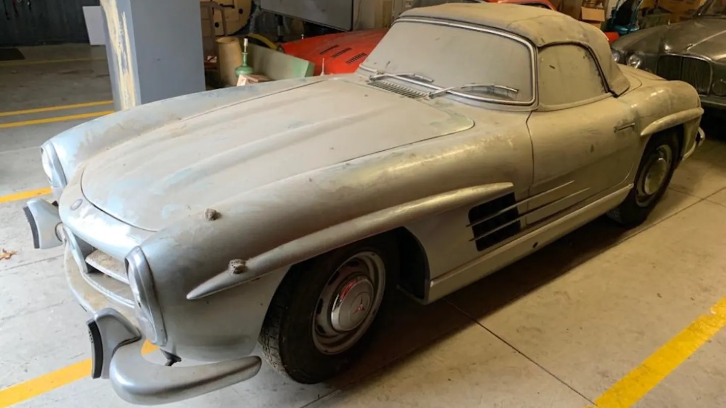 Откриха запазена класика на Mercedes изоставена в гараж