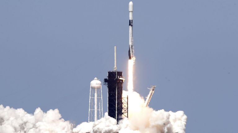 SpaceX изстреля ракета носител с 60 спътника за бърз интернет (снимки, видео)