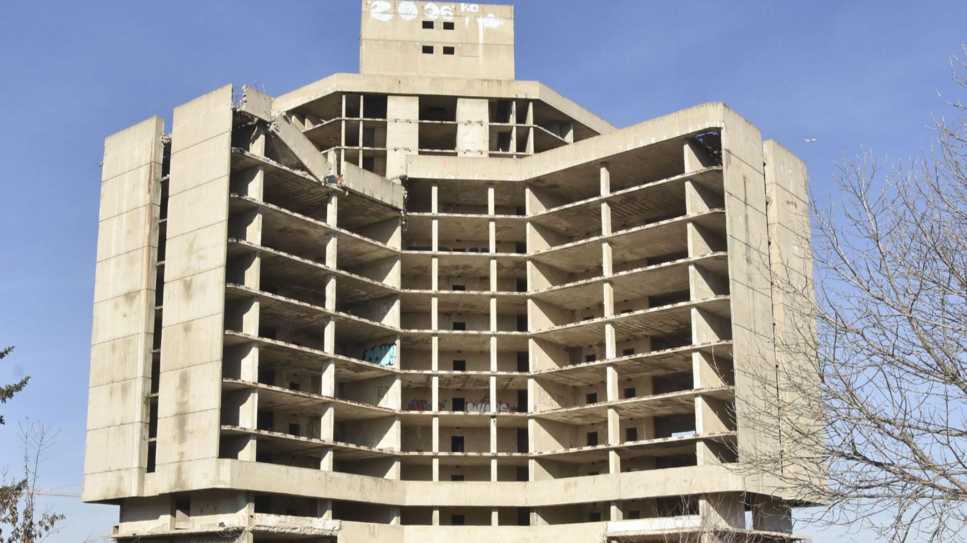 Високата част на недостроената сграда на ИПК Родина на Цариградско