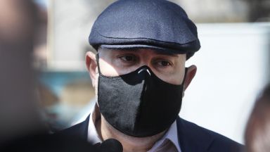 В отсъствието на главния прокурор и с протест под прозорците