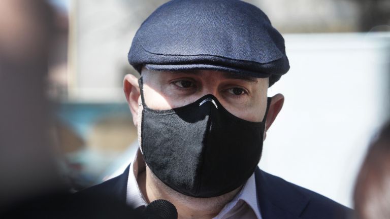 В отсъствието на главния прокурор и с протест под прозорците