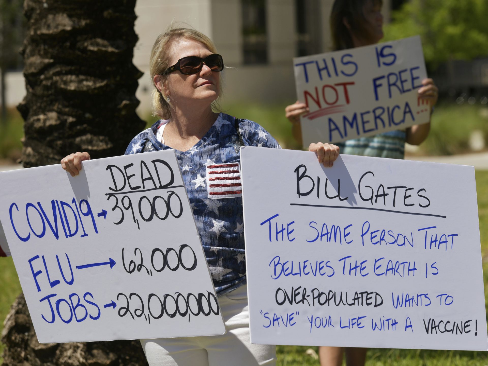 Медицинската сестра Сюзан Калахан протестира в Джаксънвил с искане за отваряне отново на Флорида и не само