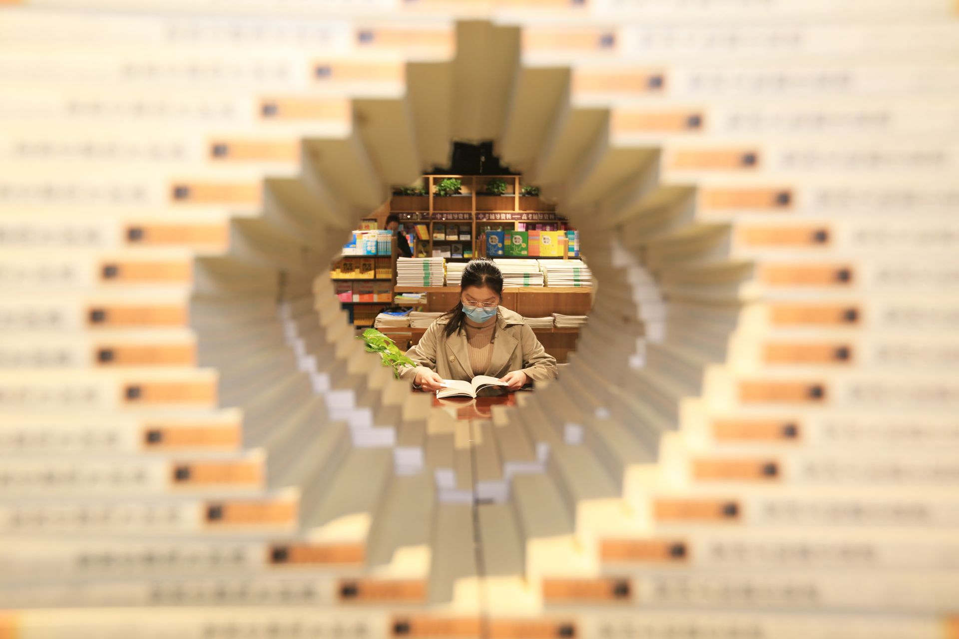 Жена чете книга в книжарница в Пекин