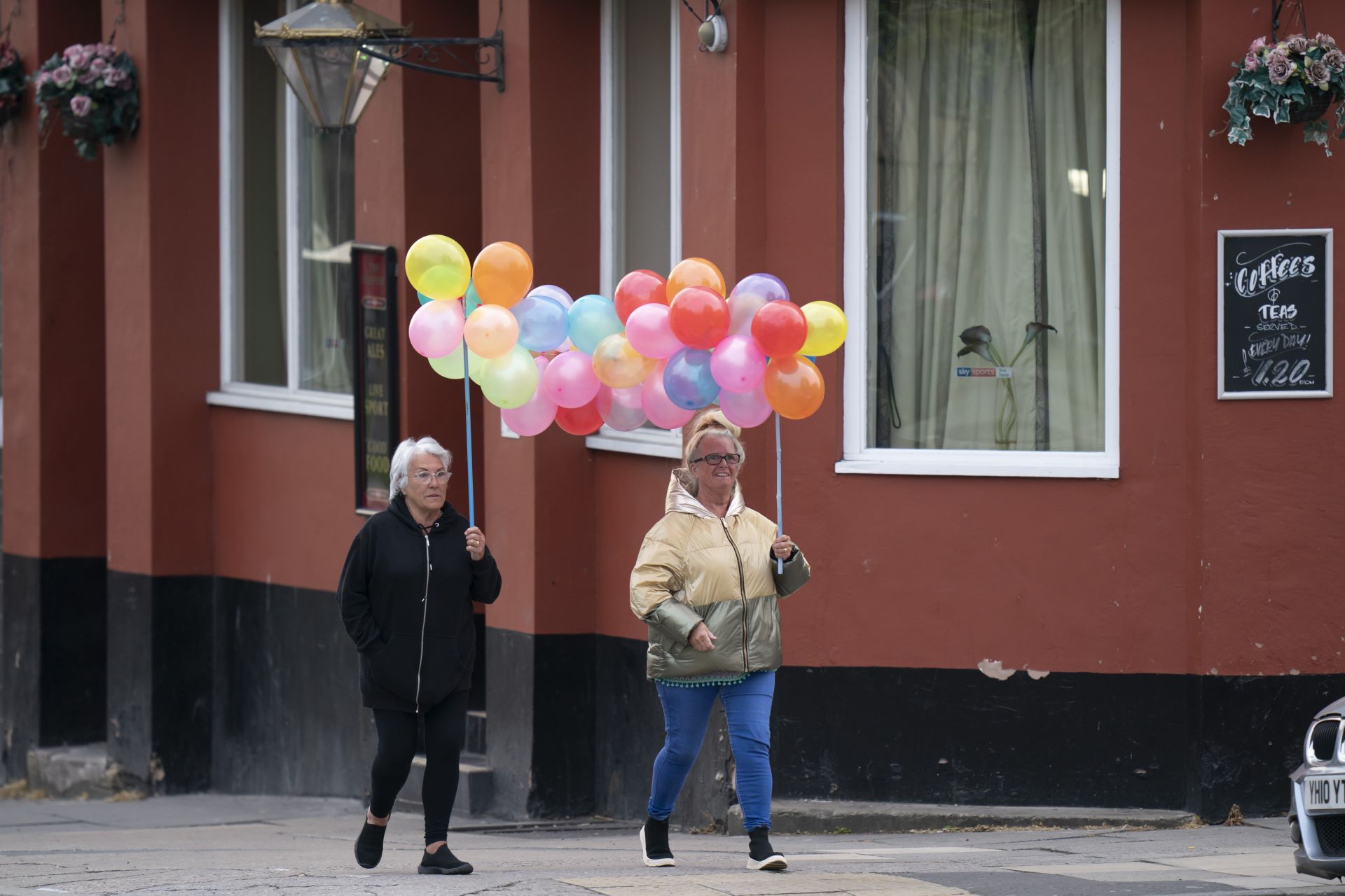 Жени с балони отиват към болницата в Ливърпул, за да благодарят на лекарите
