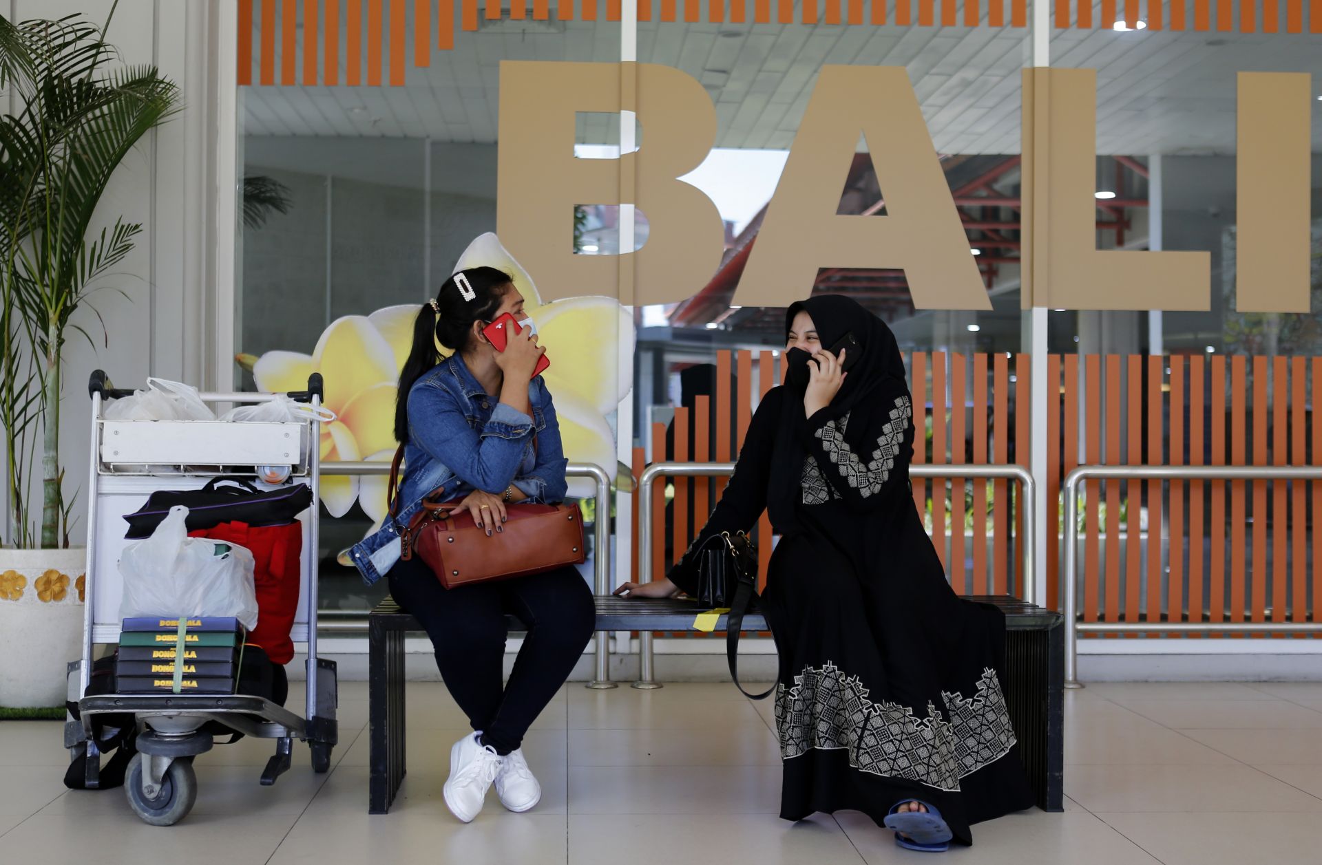Жени на летището в Бали чакат полет до дома 