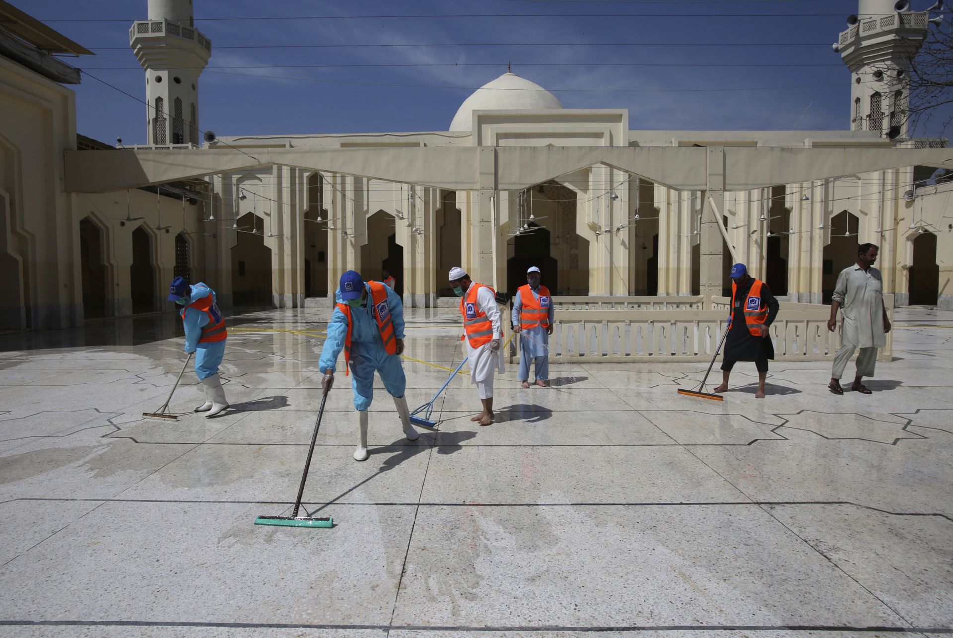 Доброволци дезинфекцират джамия  в Пакистан покрай Рамазан 