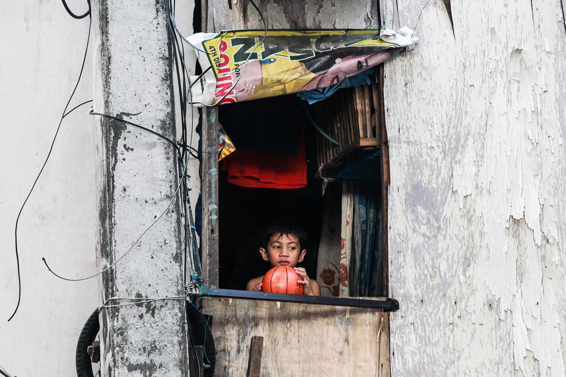 Момче с топка мечтае да играе, Филипините