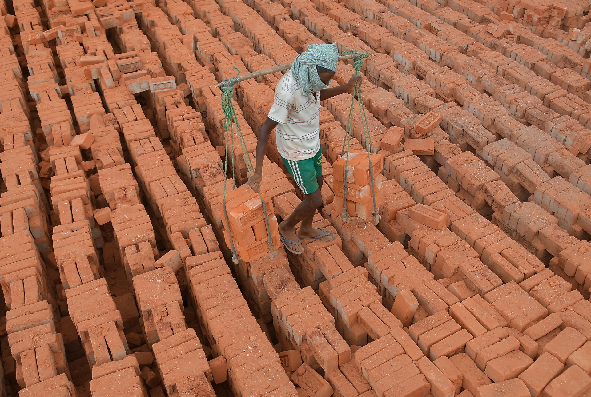 Работник в завод за тухли в Индия