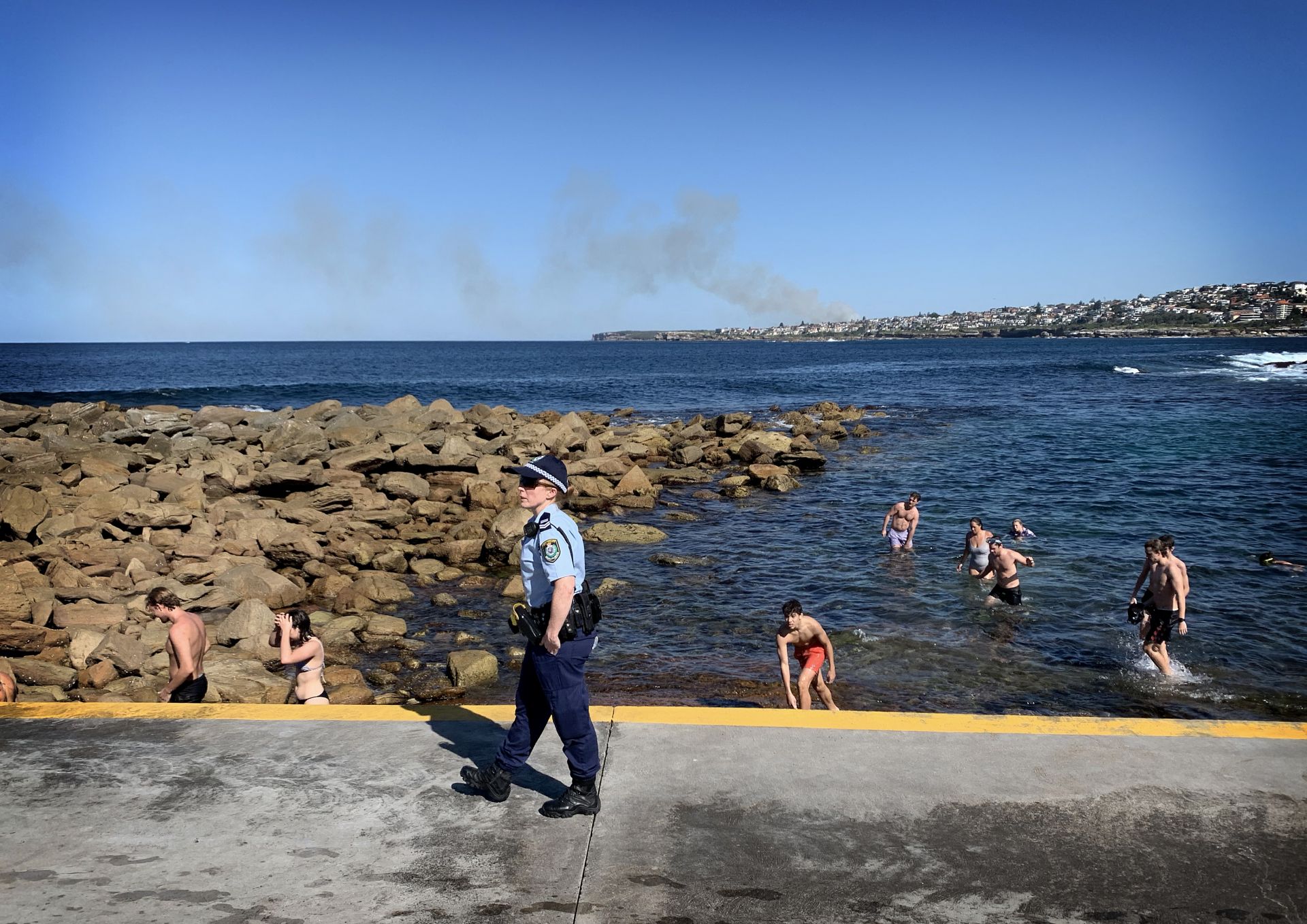 Полицаи се опитват да извадят от водата ентусиастите в Сидни