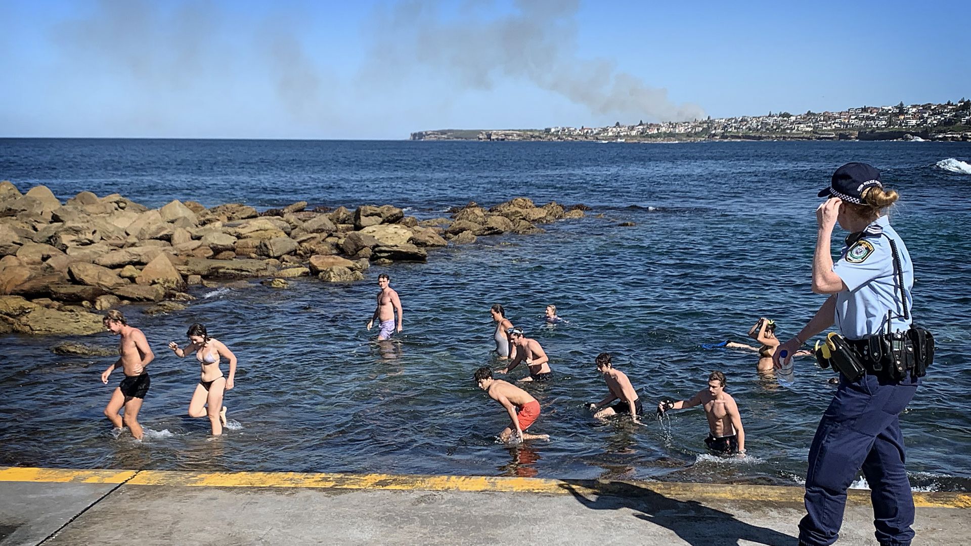 Популярният плаж Бонди в Австралия бе отворен днес за плувци