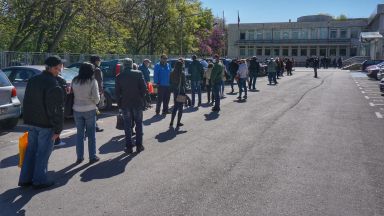 Над 100 метра опашка се изви пред НАП-Варна