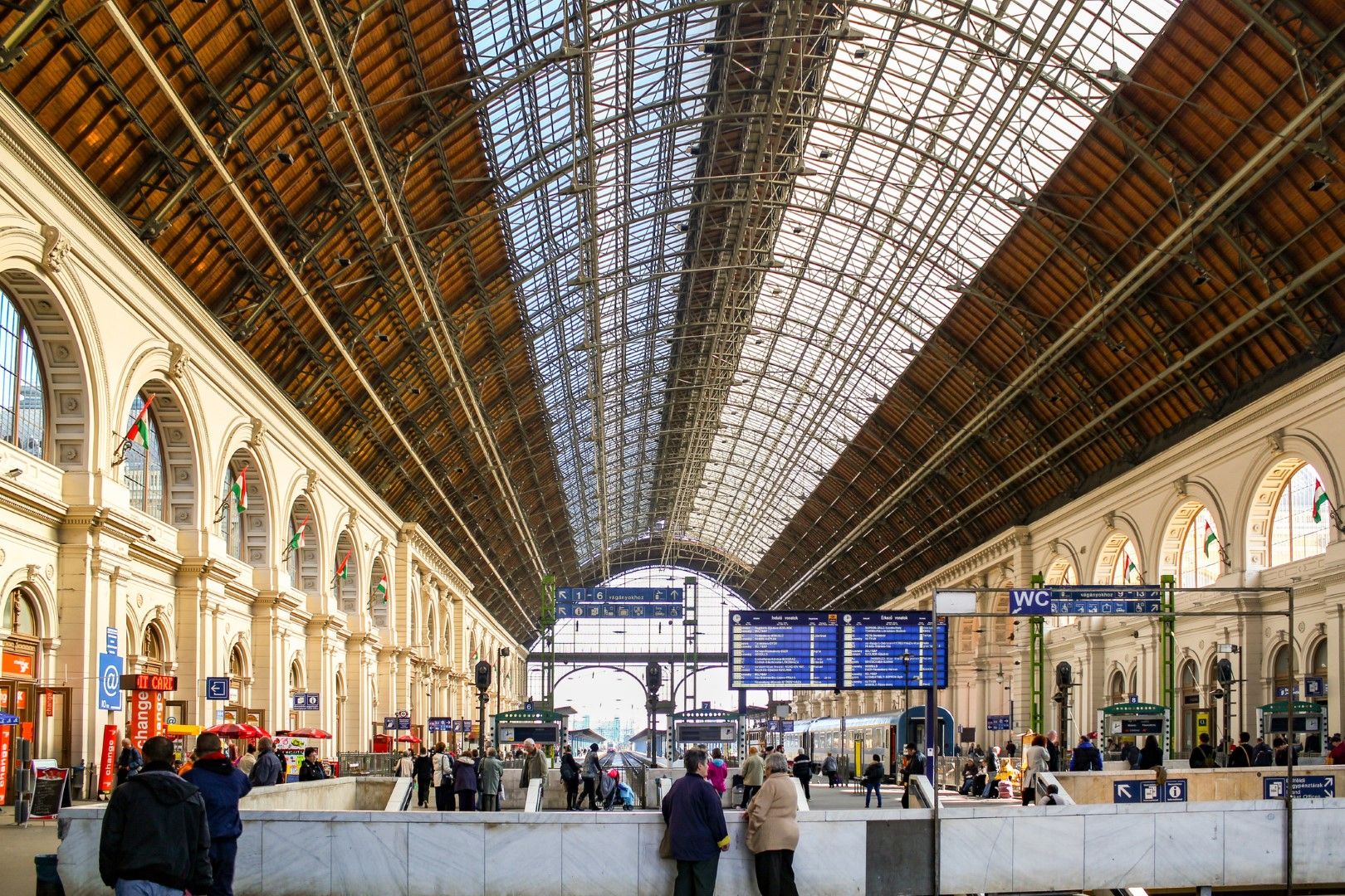 Централната гара на Будапеща, откъдето един ден ще тръгва влакът за Белград