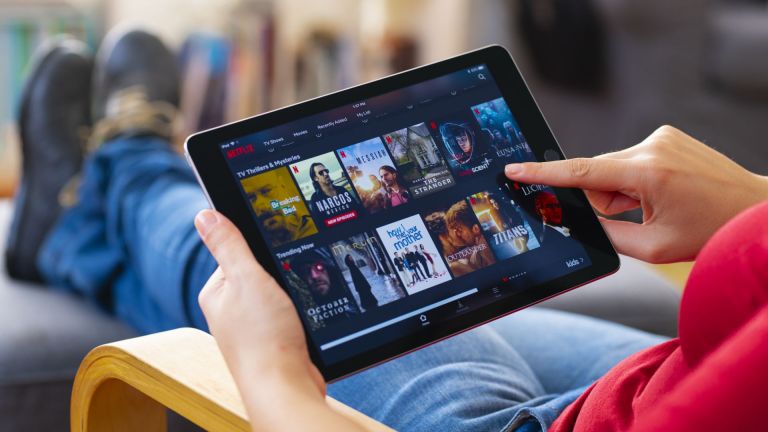 Netflix ще предлага стрийминг услуга на половин цена, но с реклами 