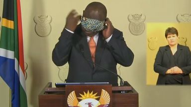Как президентът на Южна Африка си слага маска? Видеото се превърна в световен хит