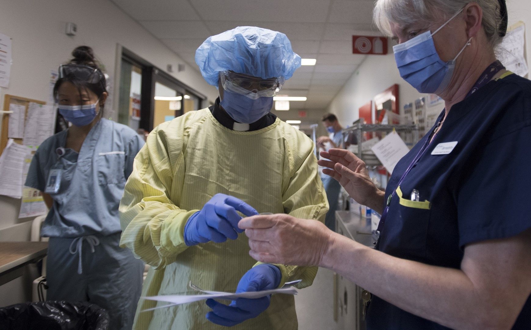 Медицински персонал се готви да посети пациент вирусоносител в болницата Свети Павел във Ванкувър