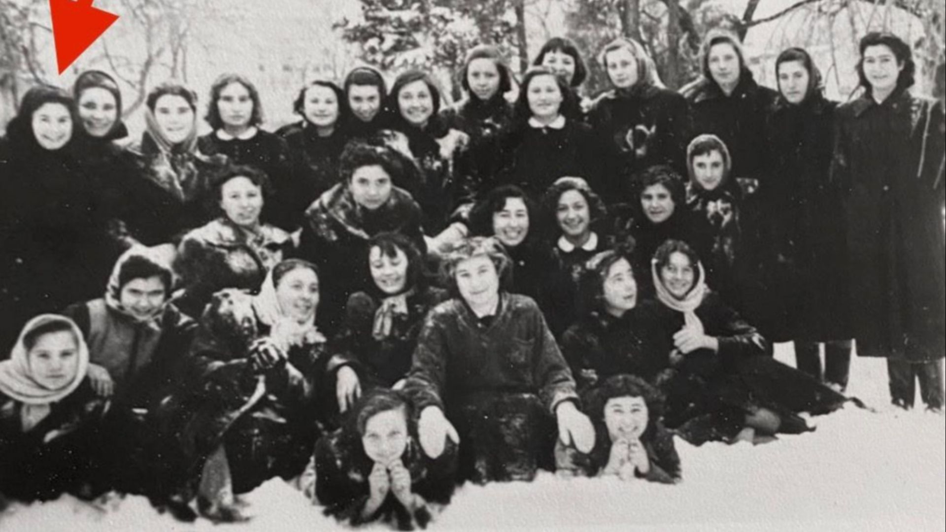 Лили Иванова (със стрелката) сред съкурсистите си от Медицинския техникум за медицински сестри и акушерки в един снежен ден в Морската градина на гр. Варна 1956-57 г.