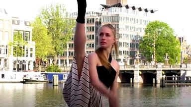Звездни балетисти танцуват по празните улици в Амстердам