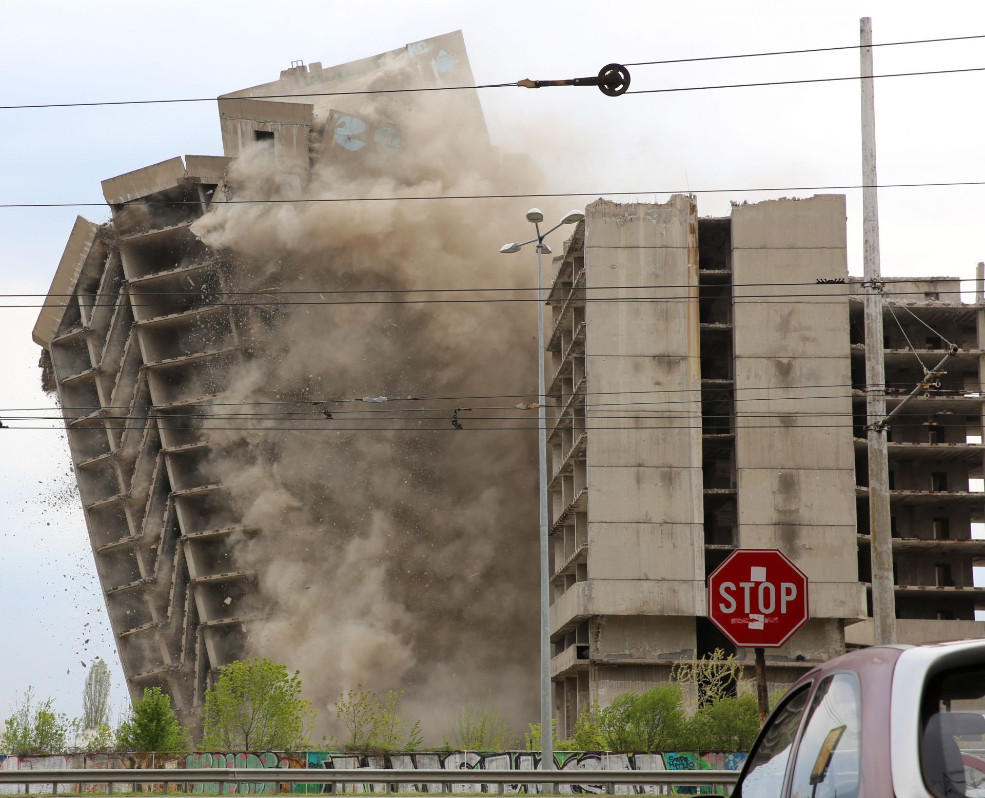 Едното крило на недостроената сграда на ИПК "Родина" на столичния булевард "Цариградско шосе" беше взривено днес
