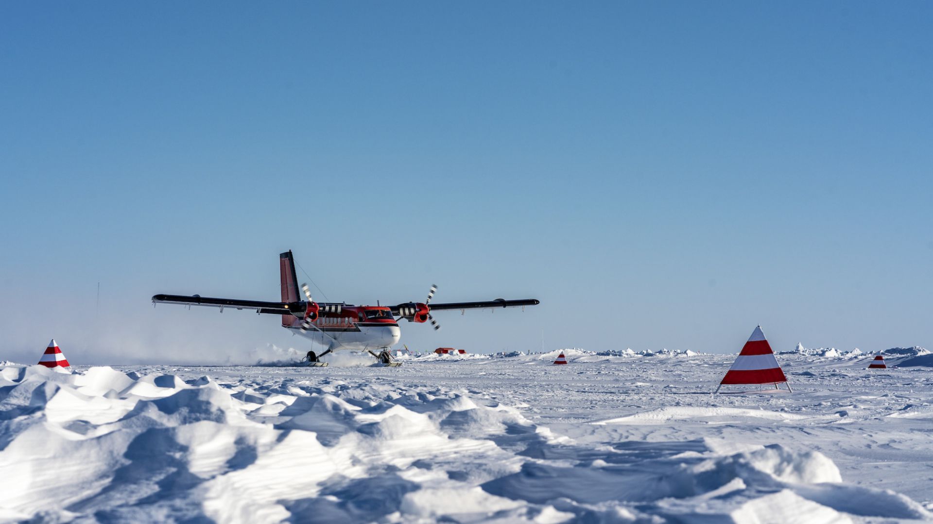 Световен рекорд: Руснаци извършиха групов парашутен скок в Арктика от височина 10 км
