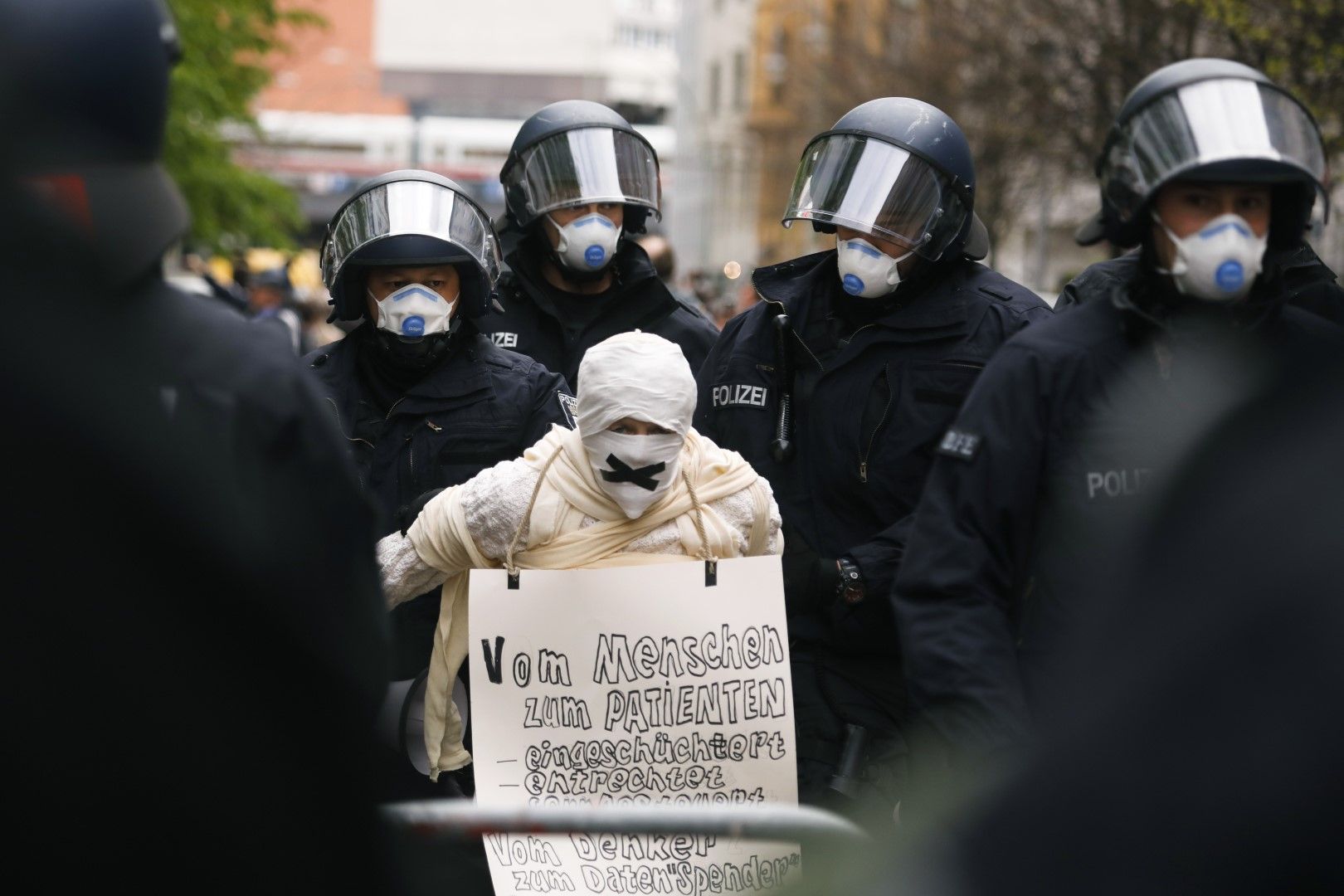 Полицаи спряха незаконна демонстрация срещу рестриктивните мерки, която се проведе на 25 април в Берлин