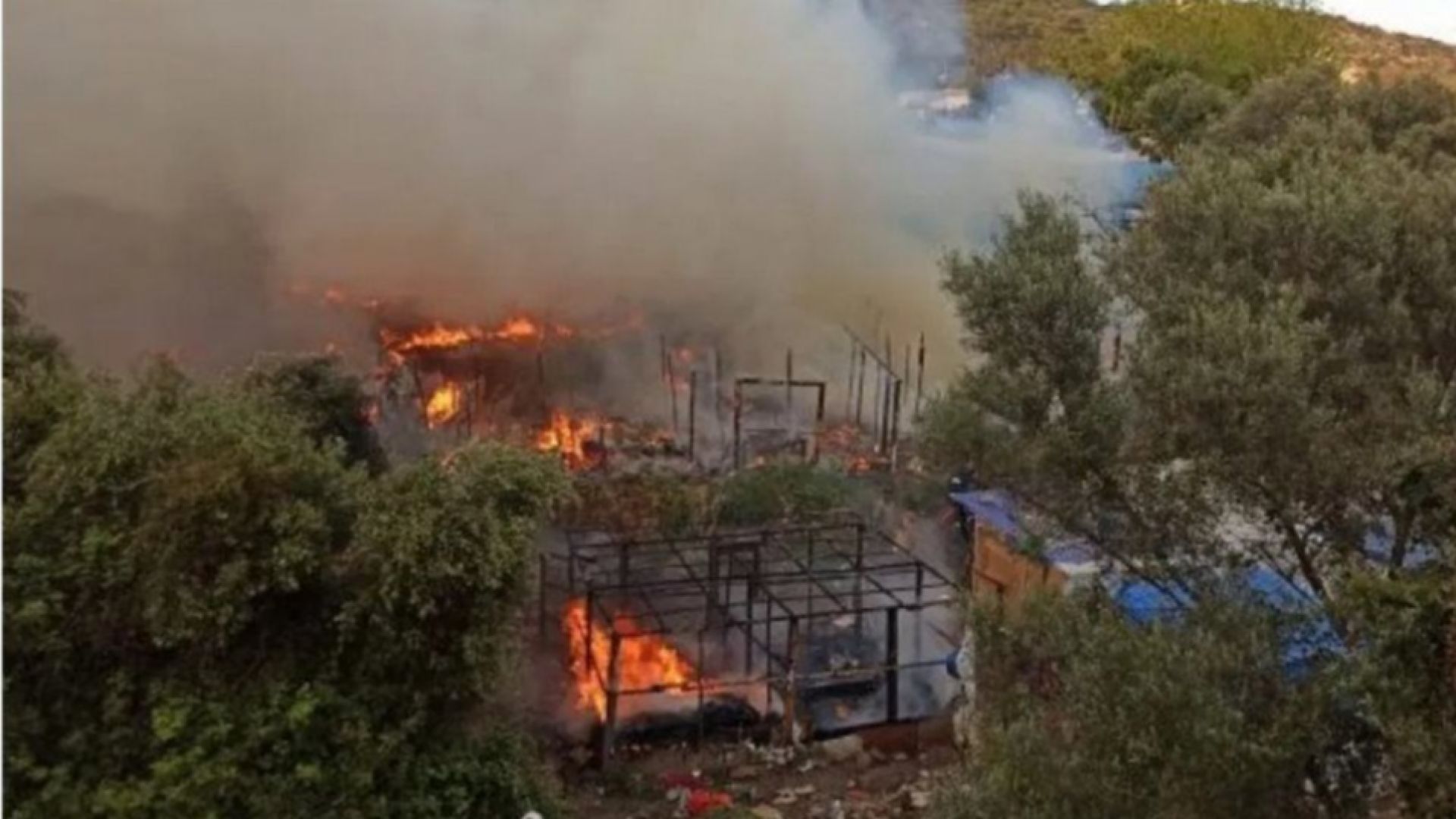 Най малко два пожара са избухнали в непосредствена близост до лагер