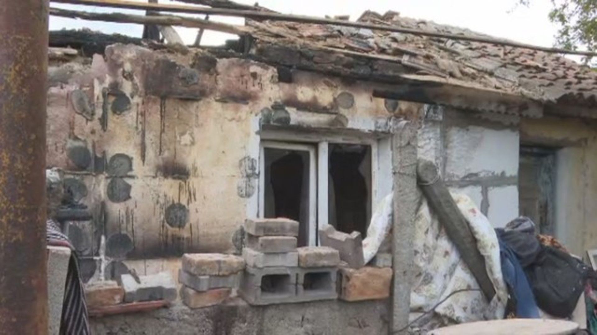 Семейство от мъглижкото село Ветрен остана само с дрехите на