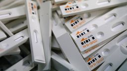 Великобритания поръча 50 млн. иновативни теста срещу коронавируса