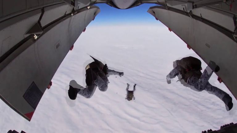Руски парашутисти скочиха от 10 км височина в Арктика